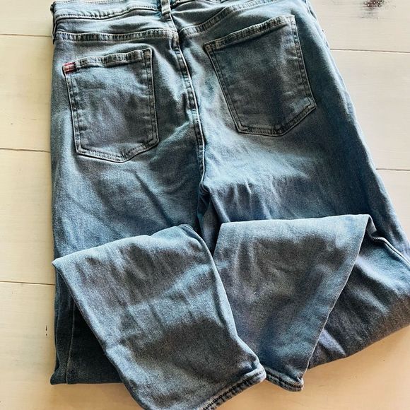 BDG High-Waisted Women's Girlfriend Jean Light Wash Size 31 - Picture 5 of 6